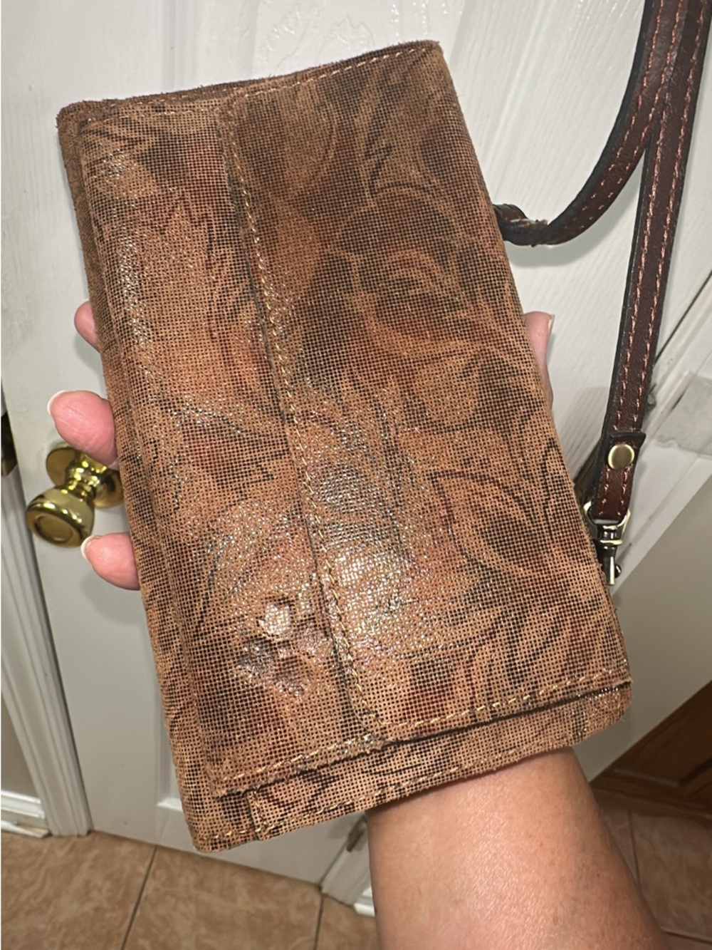 Patricia Nash Napa Etched
Floral Collection Wallet
Organizer Crossbody (bag15)